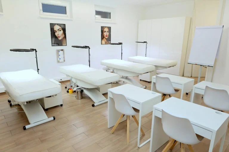 Schulungsraum der Kukolj Beauty Academy mit Liegen und Flipchart