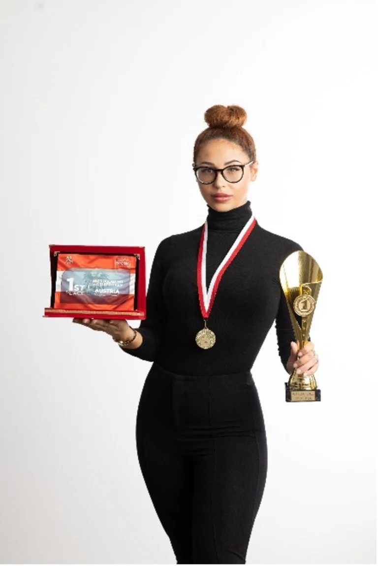 Dzeneta Milinkic, Staatsmeisterin Microblading 2022, mit Pokalen
