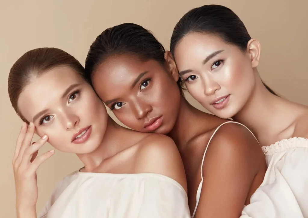 Drei Frauen mit natürlichem Make-up